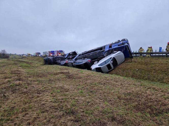 Wypadek na A4. Przewróciła się laweta z samochodami