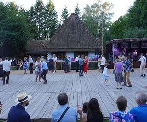 Sielanka na parkiecie w Muzeum Wsi Lubelskiej pod gołym niebem! Za nami kolejna potańcówka w rytmie miejskiego folkloru z Warszawy i Lwowa