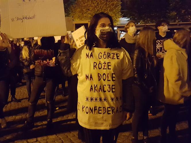  Skandowano, skakano i śpiewano... Kolejny "Strajk Kobiet" w Lesznie