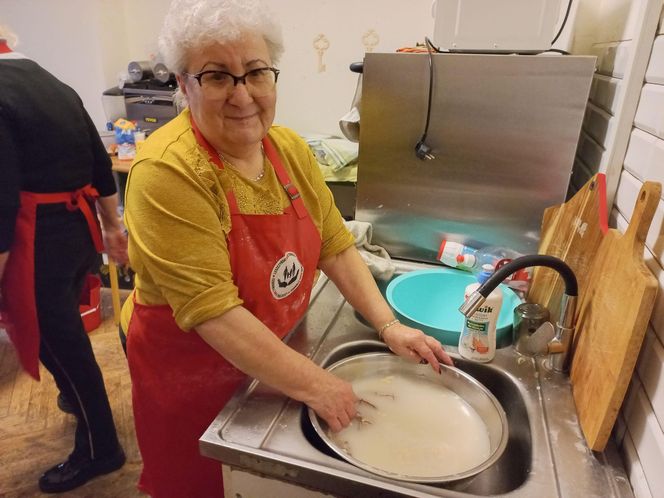 W Leszczyńskim Banku Żywności od rana smażą pączki 