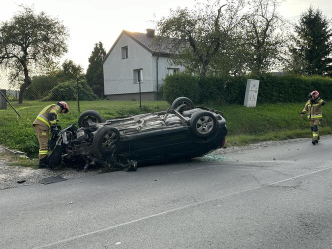 Zderzenie dwóch aut w Kraśniku. Jedno z nich dachowało