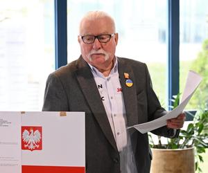 Lech Wałęsa głosuje w wyborach