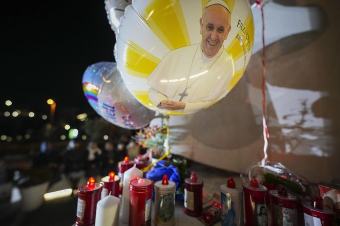 Co po śmierci papieża? "Próbują go budzić, potem niszczą sygnet". Chowają go w trzech trumnach