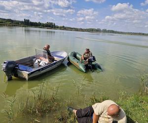 Strażacy i wędkarze badają przyczynę śnięcia ryb w zalewie Muchawka