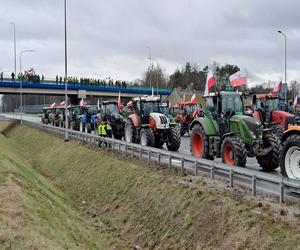 Rolnicy z woj. lubelskiego blokują drogi w regionie. Na protestującymi czuwa policja 