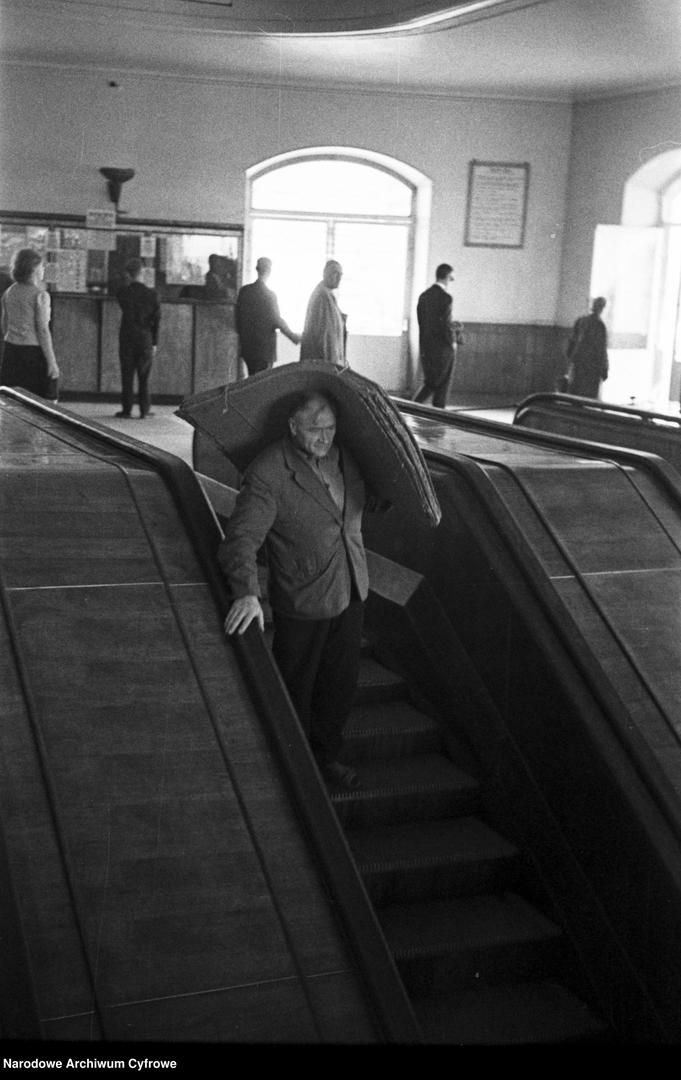 Trasa W-Z w Warszawie. Ruchome schody i radziecka tablica sterująca - zdjęcia