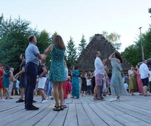 Sielanka na parkiecie w Muzeum Wsi Lubelskiej pod gołym niebem! Za nami kolejna potańcówka w rytmie miejskiego folkloru z Warszawy i Lwowa