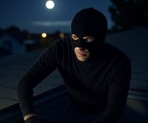 Złodziej jak ninja! Włamał się przez dach i ukradł 50 tysięcy