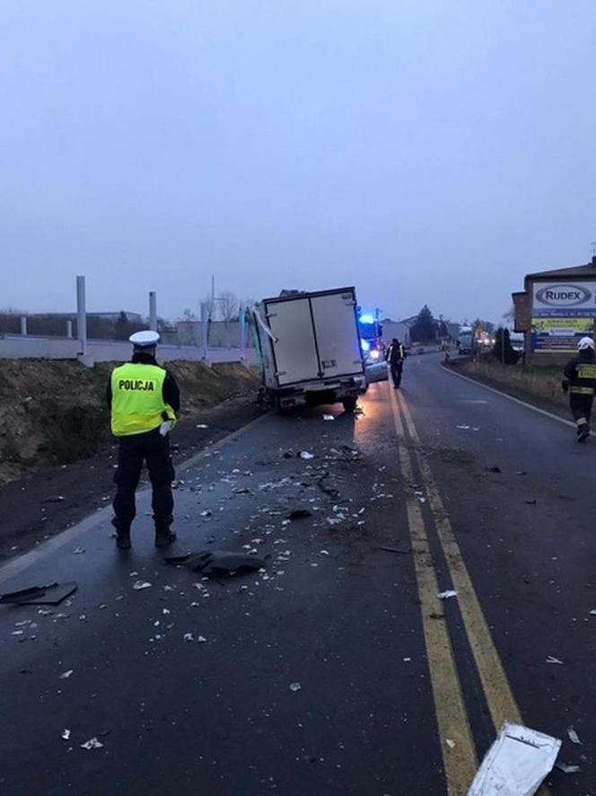 Radomsko: Zderzenie busa z tirem na DK 42. Nie żyje 55-latek, droga jest teraz ZABLOKOWANA 