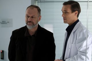 M jak miłość odc. 1880. Szef Mirosław Wójcik (Jakub Kornacki), Olek (Maurycy Popiel)