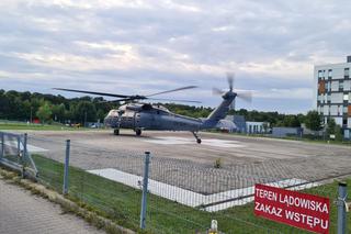 Policyjny śmigłowiec Black Hawk wylądował we Wrocławiu. Dzięki temu lekarze uratowali życie człowieka [ZDJĘCIA]