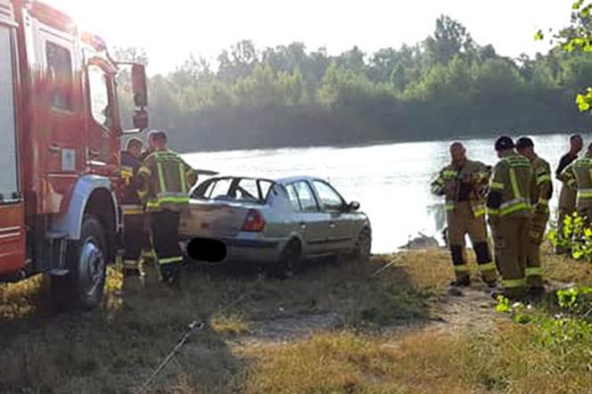 Samochód nad ranem stoczył się do jeziora. W środku były dwie osoby