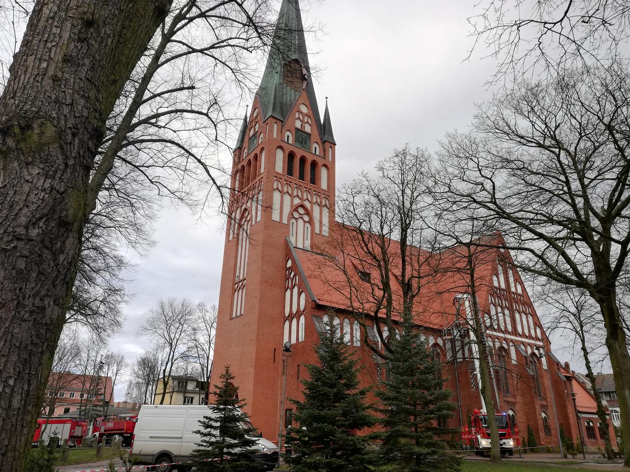 Silny wiatr zerwał część dachu Kościoła Mariackiego [FOTO,WIDEO]