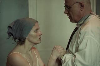 Gra z Cieniem, odc. 2. Helena (Natalia Rybicka), Zieliński (Przemysław Bluszcz)