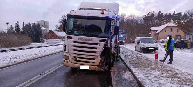 Pękła opona w tirze, zderzył się z samochodem osobowym. Wypadek na DK 12 niedaleko Leszna