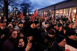 Paderewski przybył do Poznania; tłum mieszkańców na inscenizacji przyjazdu kompozytora do stolicy Wielkopolski