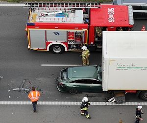 Osobówka wbiła się między dwa tiry. Dramatyczny wypadek na S8