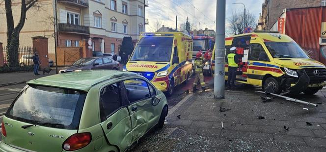 Zderzenie samochodu osobowego z karetką w Grudziądzu