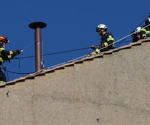 Watykan przygotowuje się do wyboru papieża. Strażacy montują komin