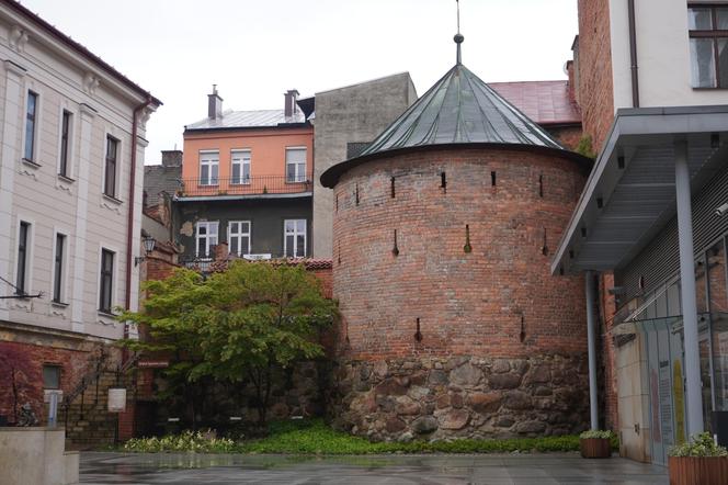 Ta wieża jest perłą renesansu na mapie Małopolski. Zachwycają się nią turyści i pasjonaci historii