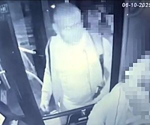 Furiat zaatakował kierowcę autobusu. Wszystko się nagrało, teraz szuka go policja