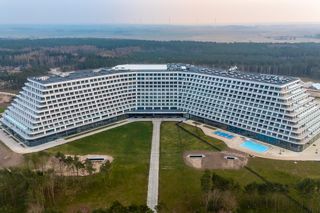 Hotel Gołębiewski w Pobierowie przypomina z daleka ogromny okręt pasażerski