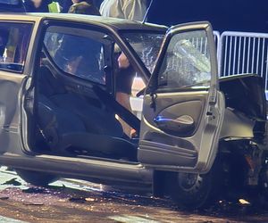 Tragiczny wypadek w Zakroczymiu: Czołowe zderzenie busa z fiatem! Kierowca zakleszczony