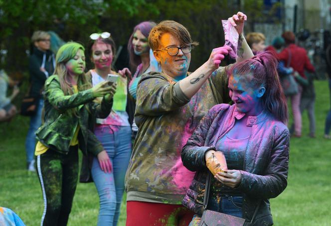 Lublin „wybuchł” kolorami. Holi Festival nad Zalewem Zemborzyckim