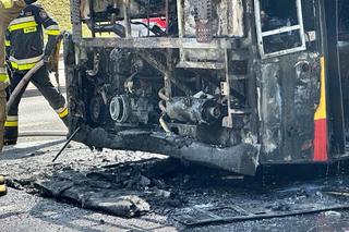 Autobus miejski w ogniu! Wielkie płomienie buchały na Ursynowie, cały się spalił