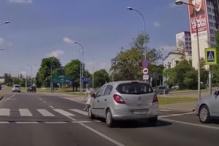 Niektórzy po prostu nie nadają się na kierowców. Potrącenie pieszej w Białymstoku - WIDEO