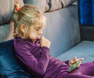 Dziecko garbi się nad telefonem? Jego kręgosłup dźwiga worek ziemniaków