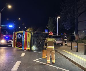 Koszmarny wypadek w Warszawie. Karetka pogotowia zderzyła się z taksówką. W środku był pacjent 