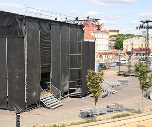 Przed sobotnim koncertem trwa budowa sceny na pl. Zamkowym w Lublinie