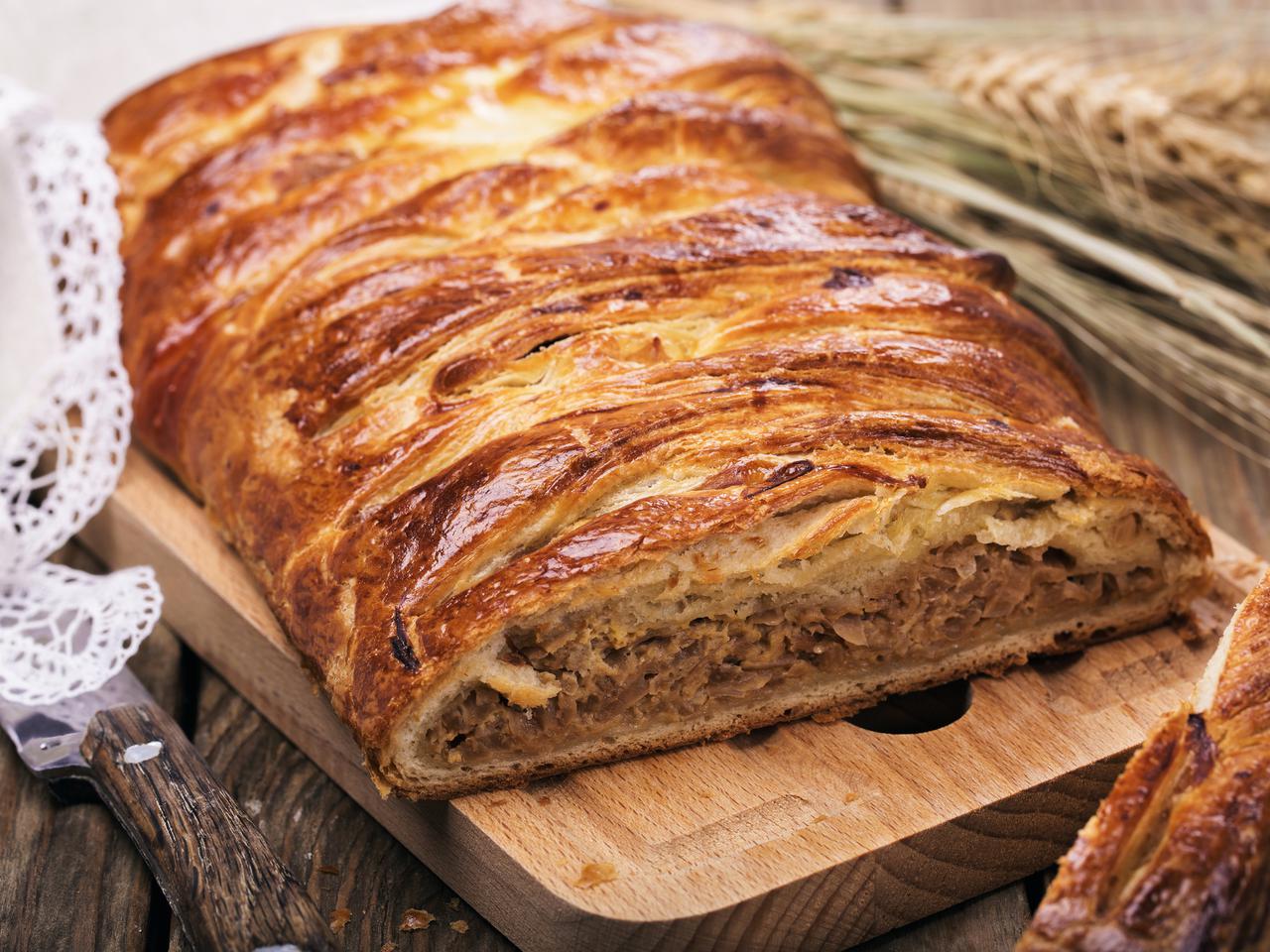 Kulebiak z kapustą i grzybami – tradycyjny, aromatyczny klasyk idealny na święta