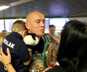 Powitanie Michała Cieślaka na lotnisku