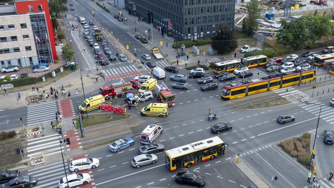 Wypadek radiowozu w Warszawie. Cztery osoby ranne, w tym policjanci