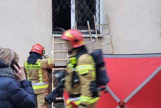 Dramatyczny pożar w bloku na Pradze. Jedna osoba nie żyje, ciało wyniesiono przez okno [ZDJĘCIA]