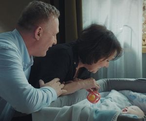 M jak miłość odc. 1878. Antoś (Mark Myronenko), Marysia (Małgorzata Pieńkowska), Artur Rogowski (Robert Moskwa)