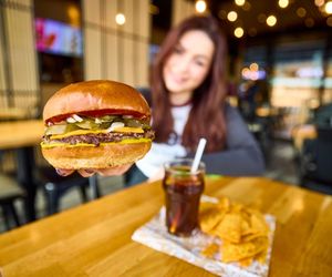 Pasibus szykuje ucztę w Alei Bielany: 100 burgerów gratis i specjalne promocje!