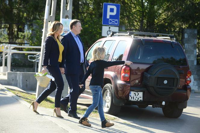 Jacek Kurski z rodziną święci pokarmy w kościele