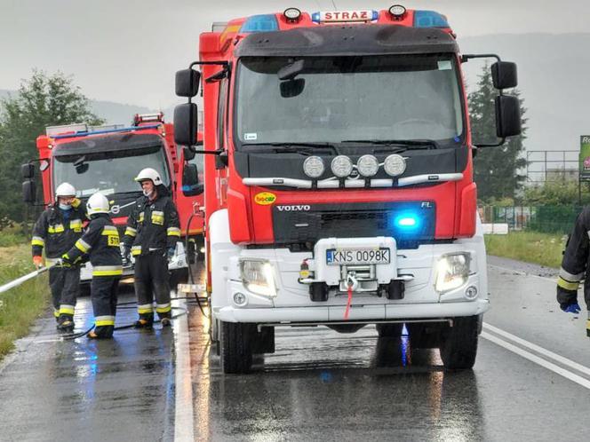 Łososina Dolna. Zderzenie dwóch dostawczaków. Ciężarówka chciała je minąć i skończyła w rowie