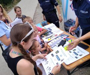 Policjanci nad Jeziorem Rożnowskim przypominali o bezpieczeństwie nad wodą 