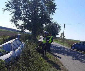 Tragiczne skutki omijania na prostej drodze pod Żninem! Zginęła 75-latka [ZDJĘCIA]