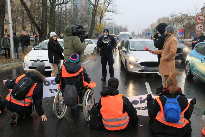 Ostatnie Pokolenie zablokowało Wisłostradę. Furia kierowców. Matka chorego dziecka błagała o przejazd