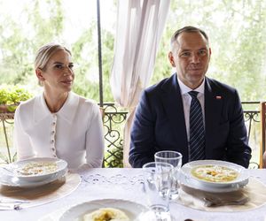Karol i Marta Nawroccy na obiedzie u rodziny spod Kolbuszowej, na stole same smakołyki