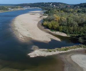 Rekordowo niski poziom Wisły w Kazimierzu Dolnym. Zobacz