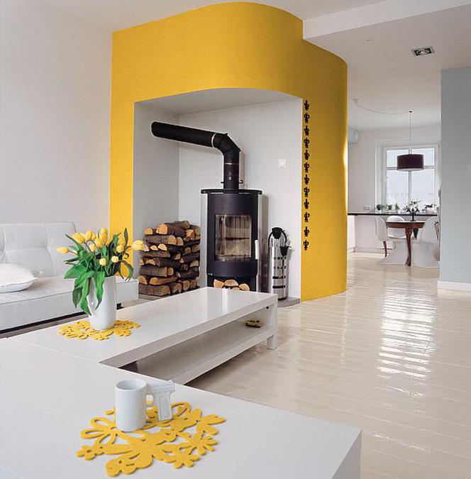 Żółty kolor zdobi mieszkanie