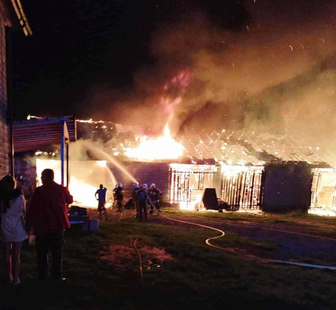 Ogromna tragedia w Irządzach. Bydło spłonęło żywcem, łunę ognia widać było z daleka