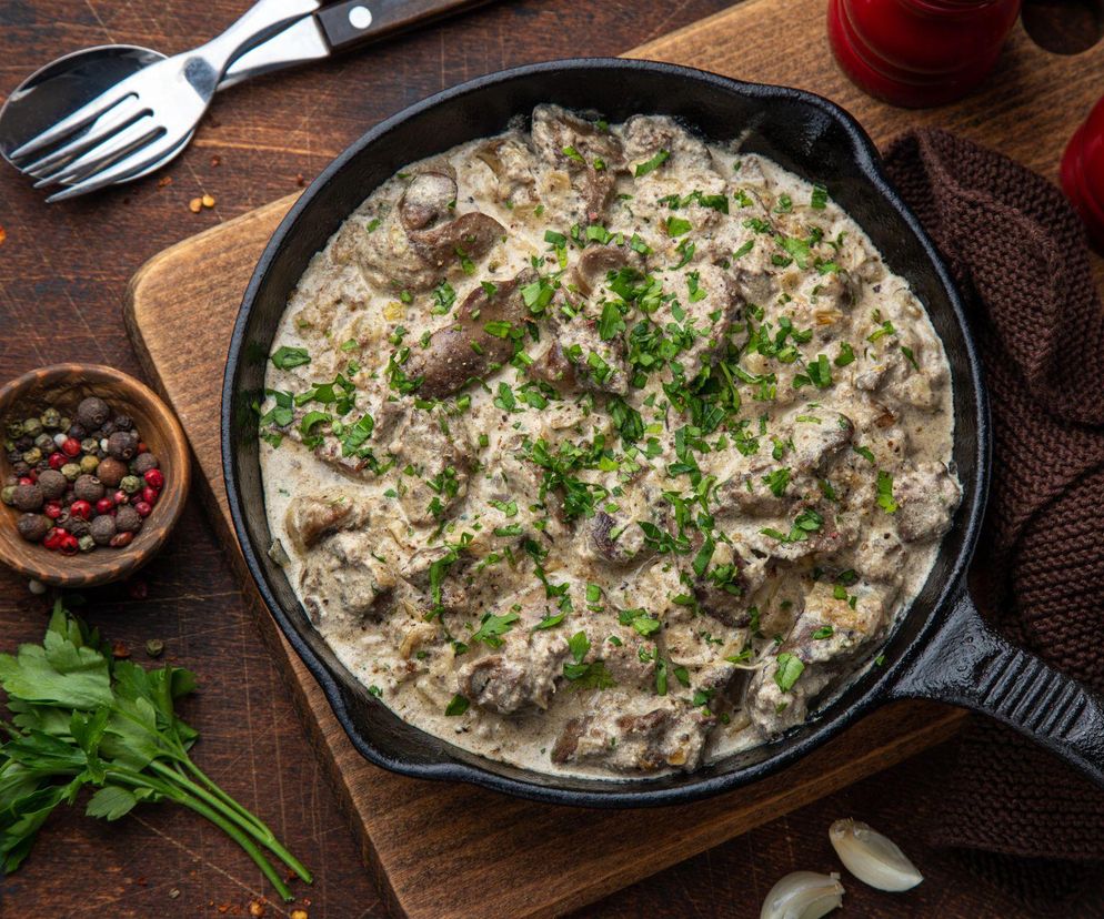 Wątróbki drobiowe w sosie śmietanowym z natką pietruszki – delikatne, pełne smaku i proste w przygotowaniu