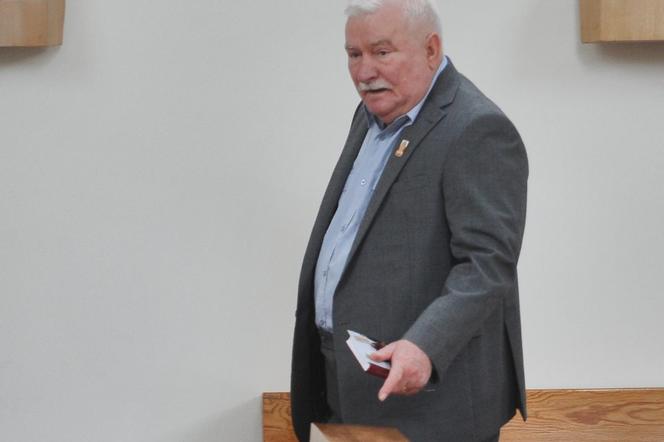 Lech Wałęsa modli się o życie wnuczki